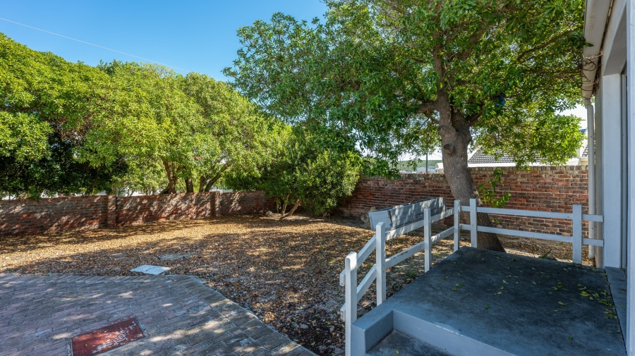 To Let 5 Bedroom Property for Rent in Struisbaai Western Cape